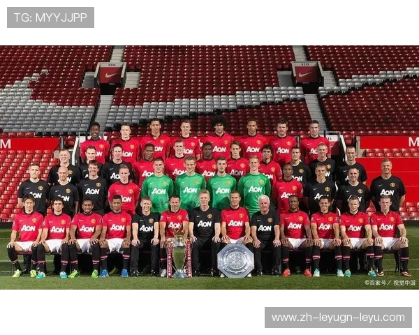 英超一支球队通常包括多少人在名单中？